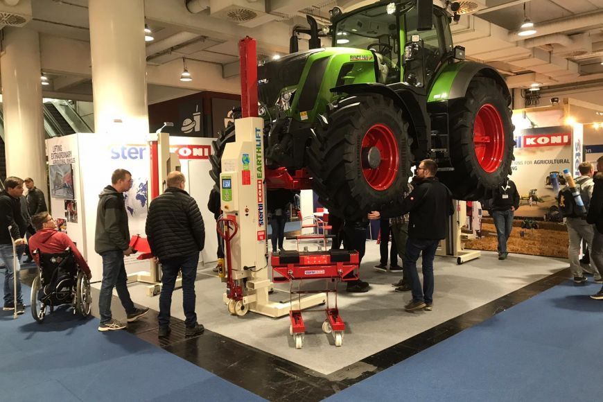 Stertil-Koni auf Agritechnica 2019 in Hannover miet der EARTHLIFT mobile Hebesäule